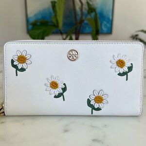 NWT TORY BURCH Robinson Embroidered Continental Wallet Daisy Floral Leather